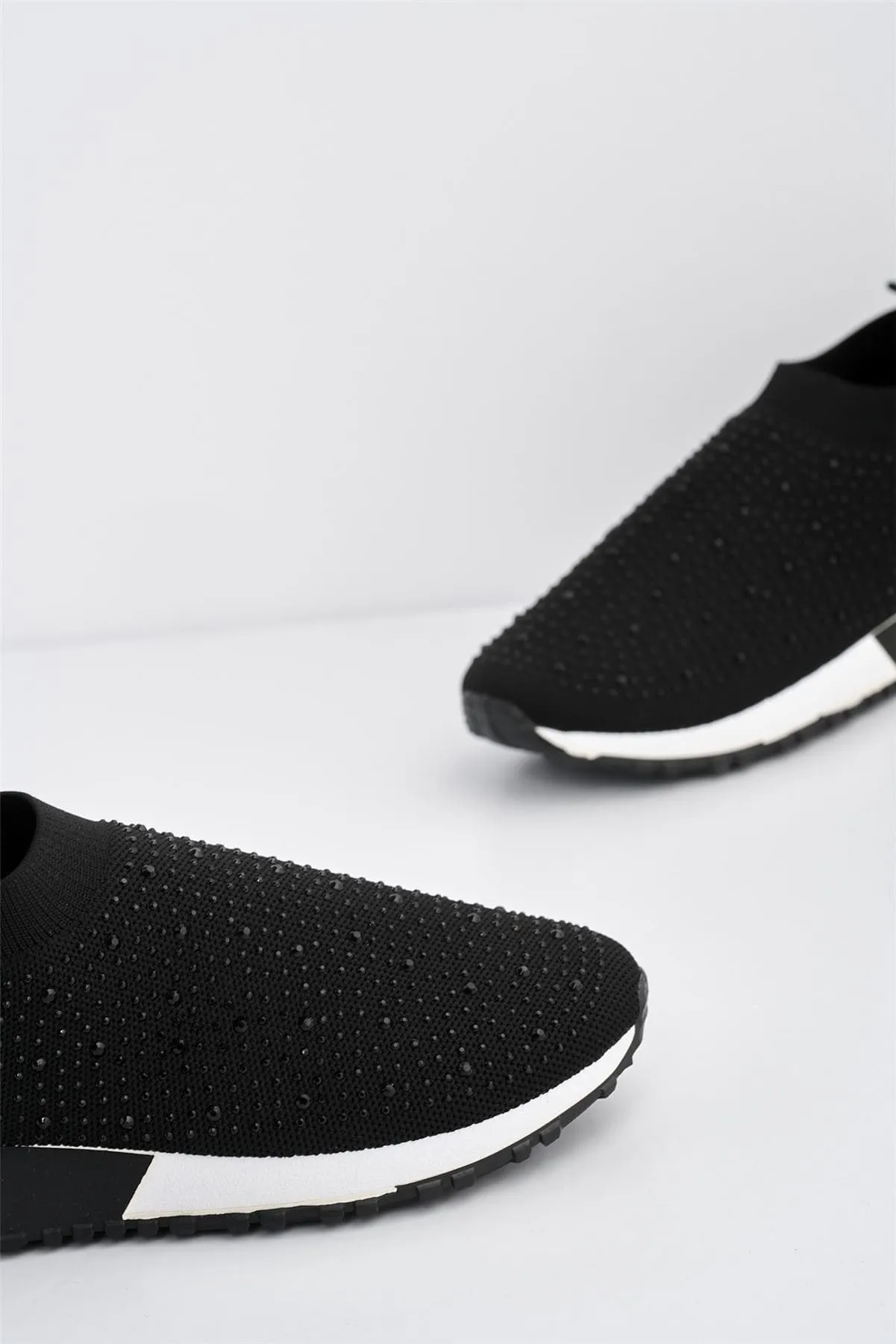 Ari Slip On Trainer in Black