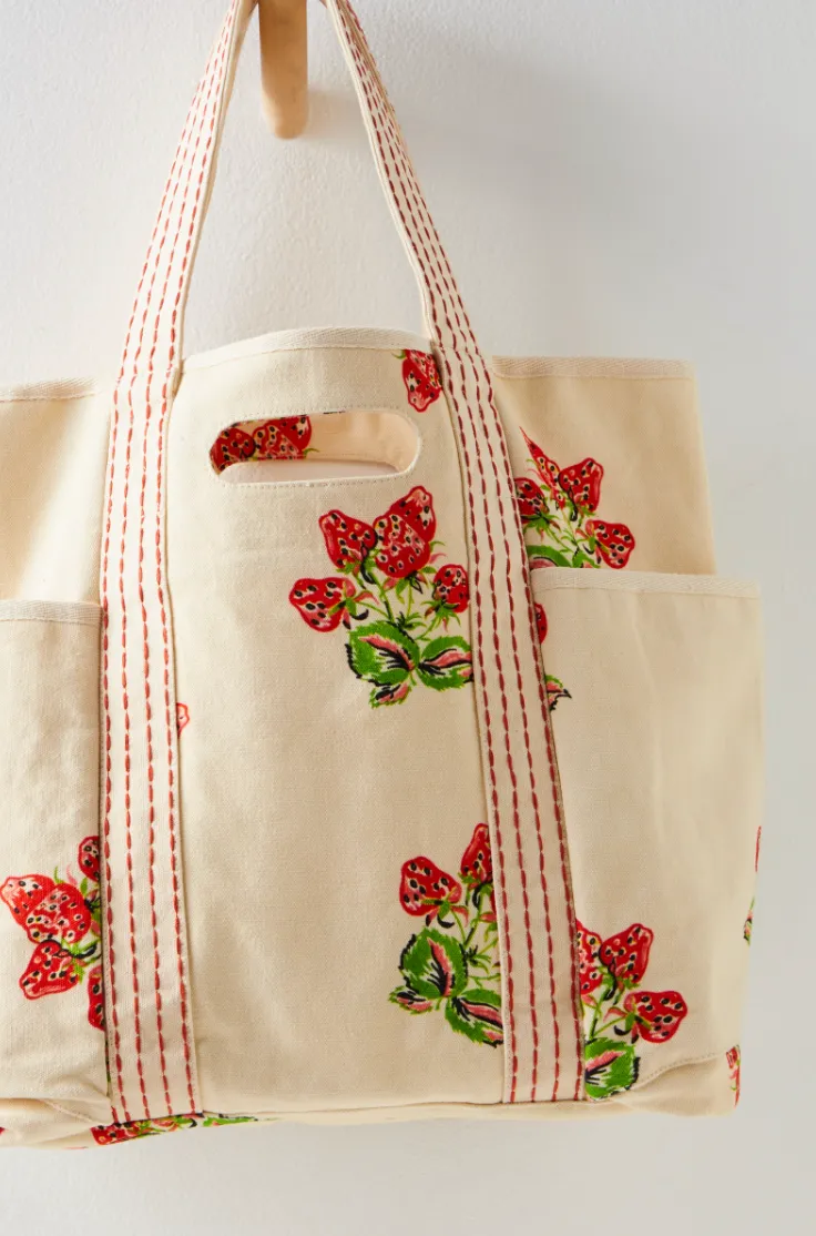 FREE PEOPLE CARAVAN TOTE IN STRAWBERRY