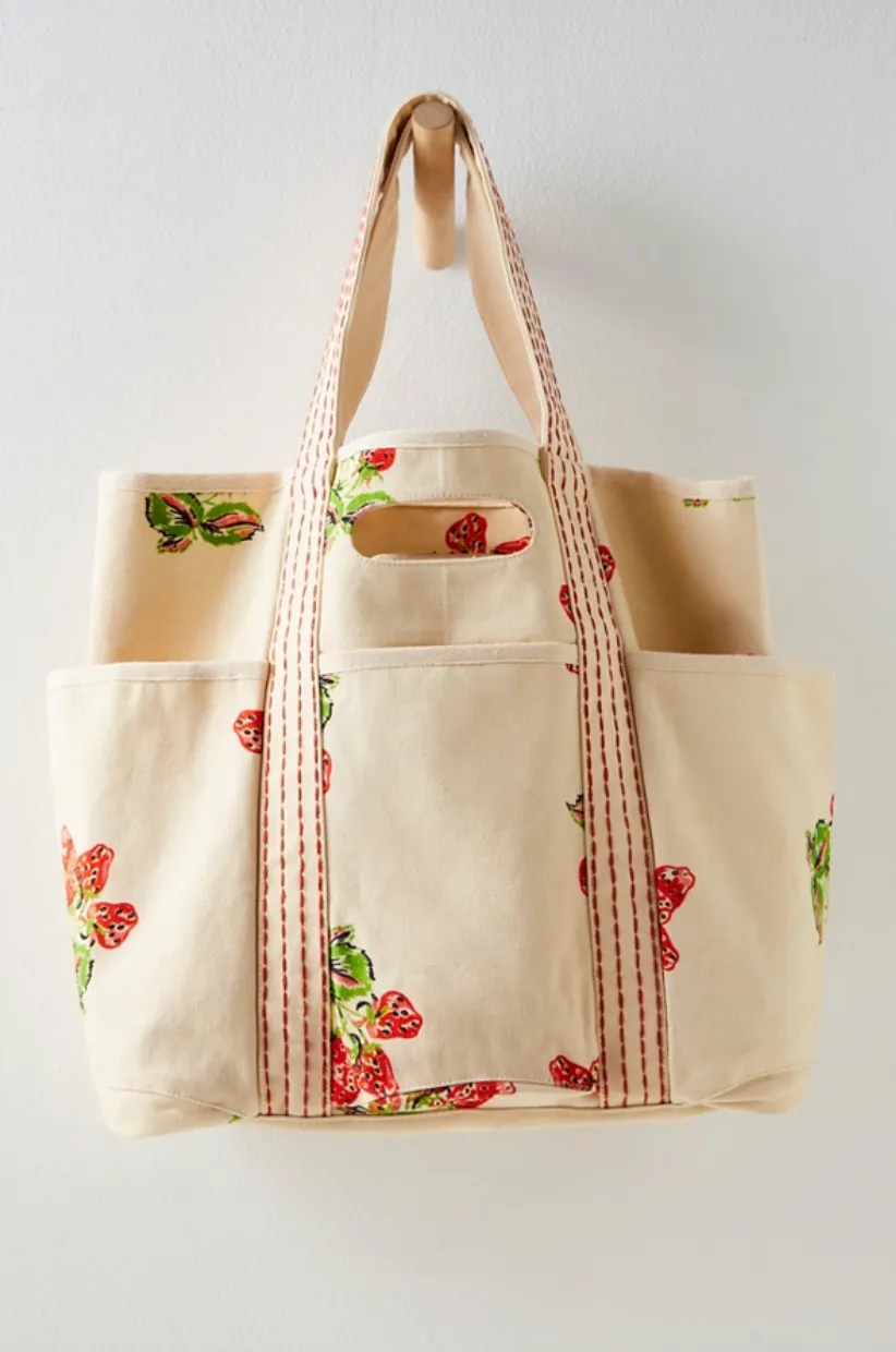 FREE PEOPLE CARAVAN TOTE IN STRAWBERRY