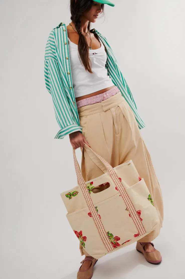 FREE PEOPLE CARAVAN TOTE IN STRAWBERRY
