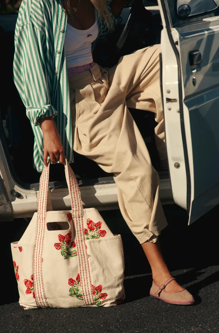 FREE PEOPLE CARAVAN TOTE IN STRAWBERRY